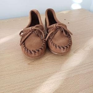 Minnetonka women's size 4